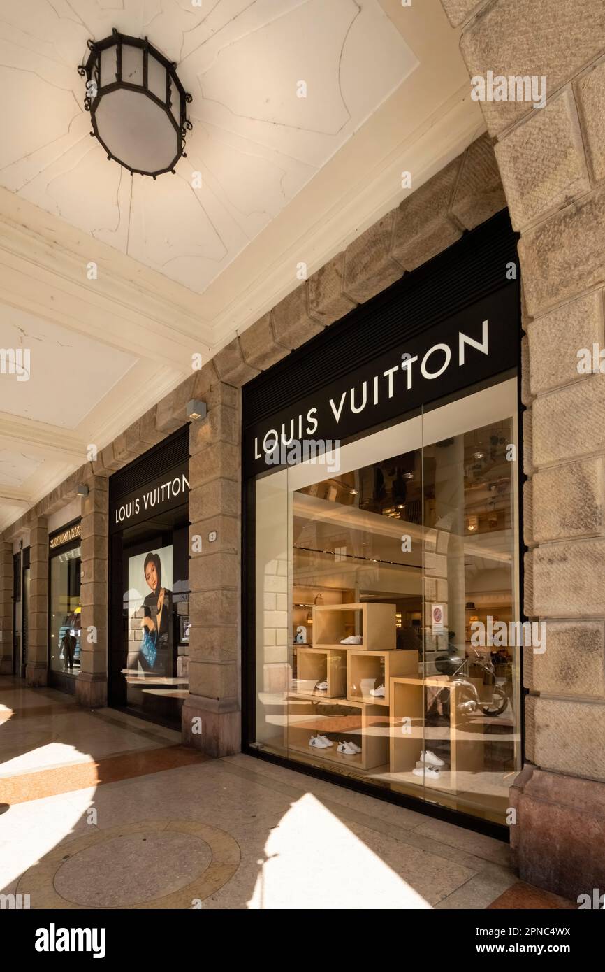 Saco Na Janela Da Loja De Louis Vuitton, Logotipo Do LV Foto de