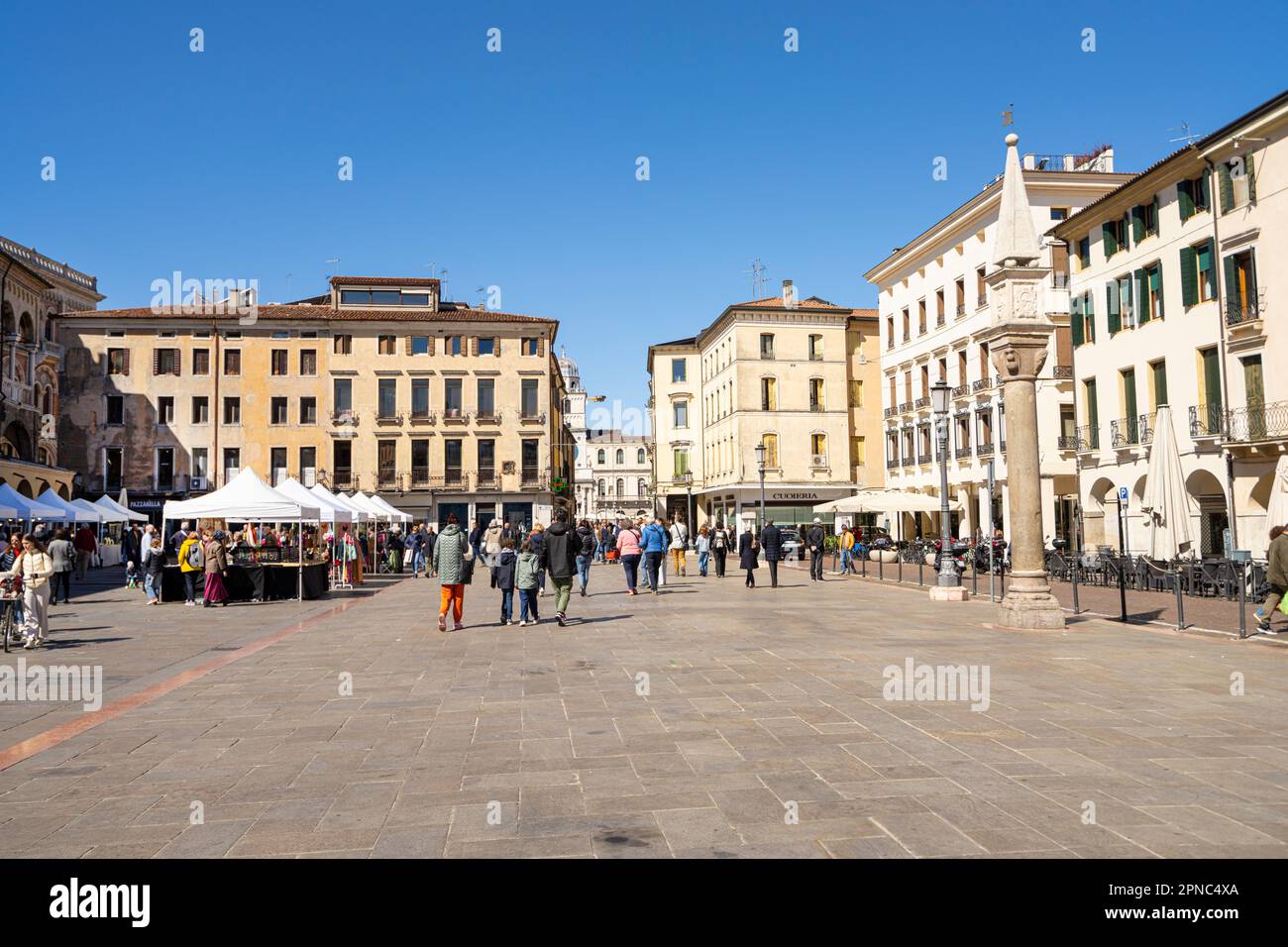 Padova, Italia. Aprile 2023. Vista panoramica sulla Piazza dei frutti nel centro della città Foto Stock