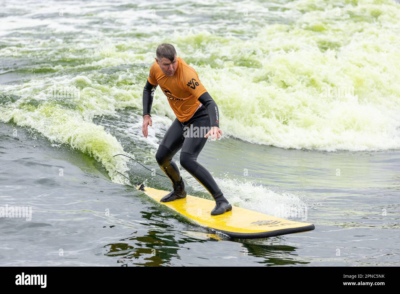 The Wave il 11th novembre 2022 a Pasqua Compton, Bristol, Inghilterra. The Wave è la prima destinazione per il surf nell'entroterra inglese. Credit: Notizie SMP Foto Stock