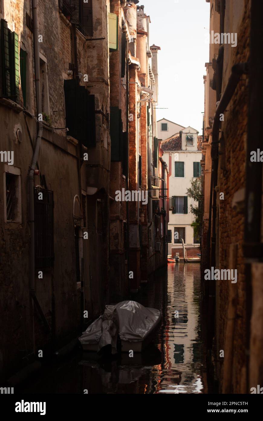 Vista sulle barche sul canale sotto gli edifici della città vecchia Foto Stock