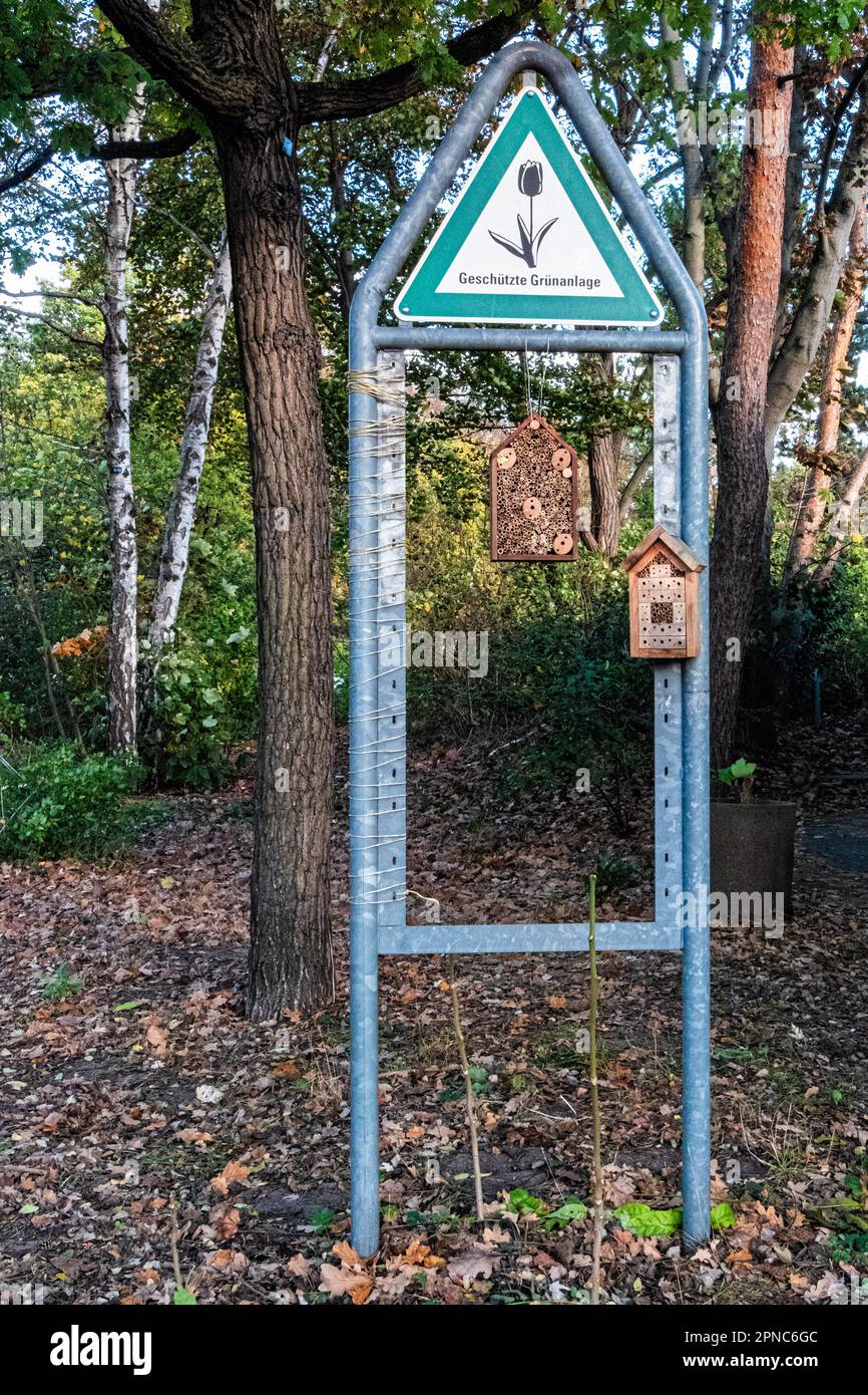 Insect Hotels on Protected Green Area Sign.Tiergarten,Mitte,Berlino,Germania Foto Stock