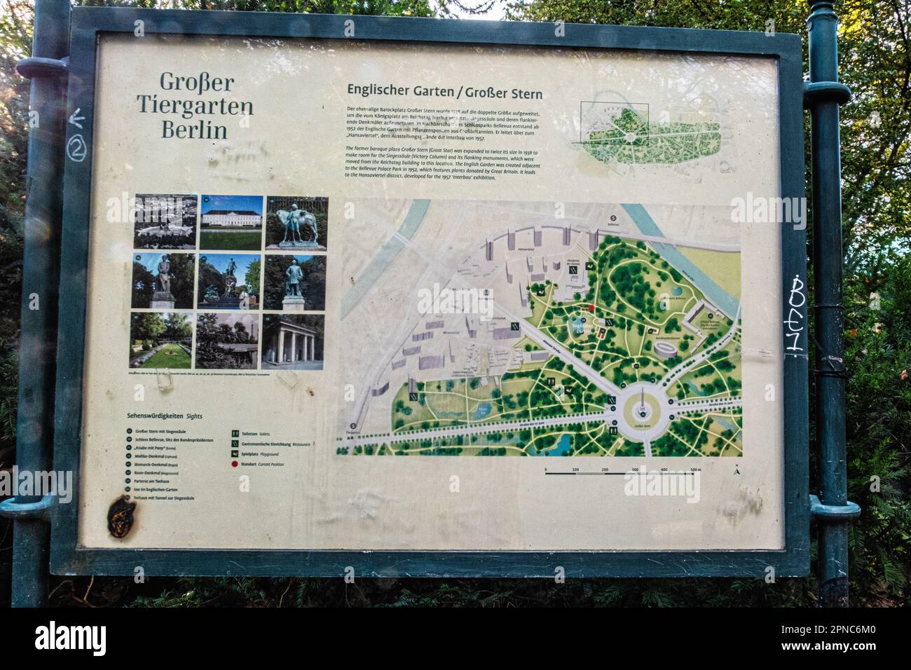 Scheda informativa con mappa al di fuori del Giardino Inglese, Tiergarten, Mitte, Berlino, Germania Foto Stock