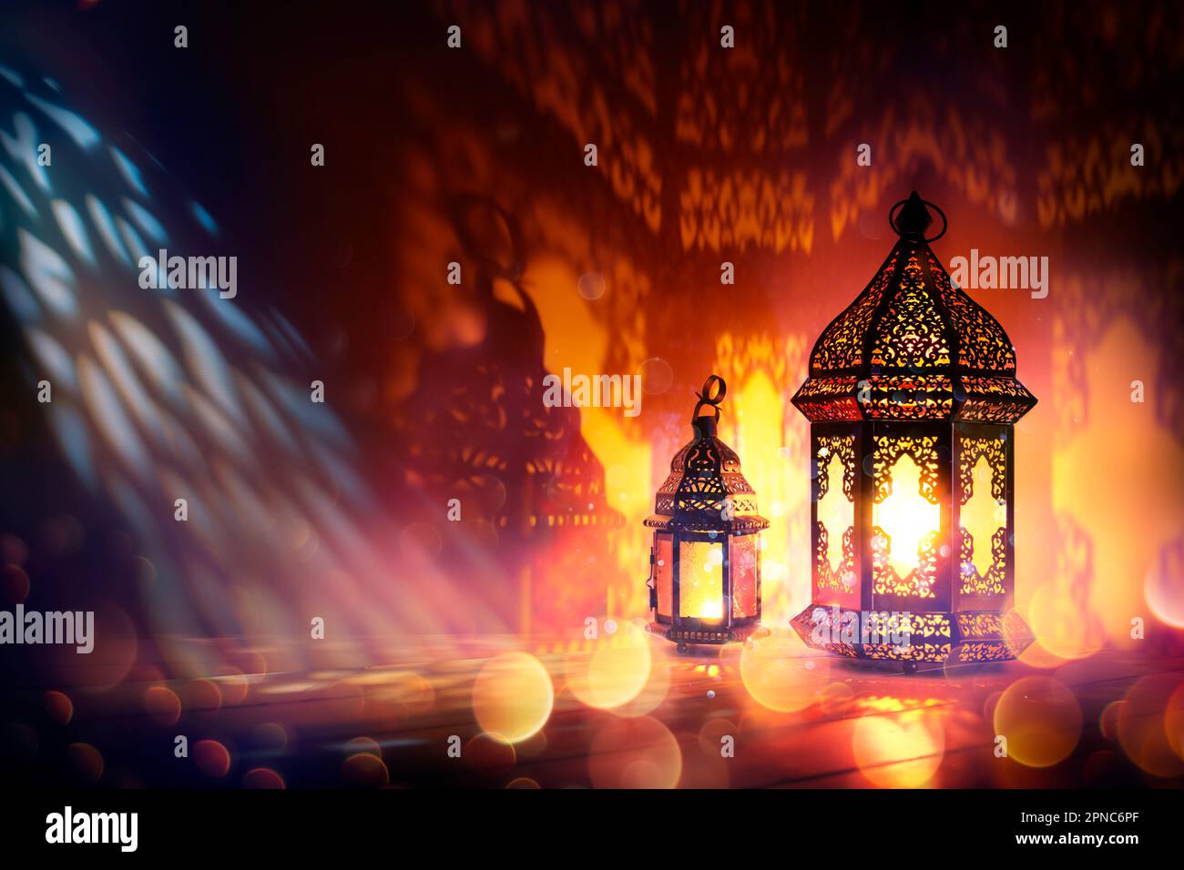 Ramadan Kareem - Lanterne arabe che si illuminano al buio con luci astratta sfocate - Eid UL Fitr - mese Santo musulmano Foto Stock