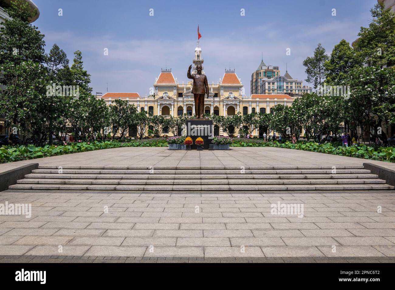 Il boulevard Nguyen Hue nel Distretto 1 è popolare per il suo simbolo iconico: Una statua di bronzo lunga 7,2 metri dello zio ho, come viene comunemente chiamato. Lo statu Foto Stock