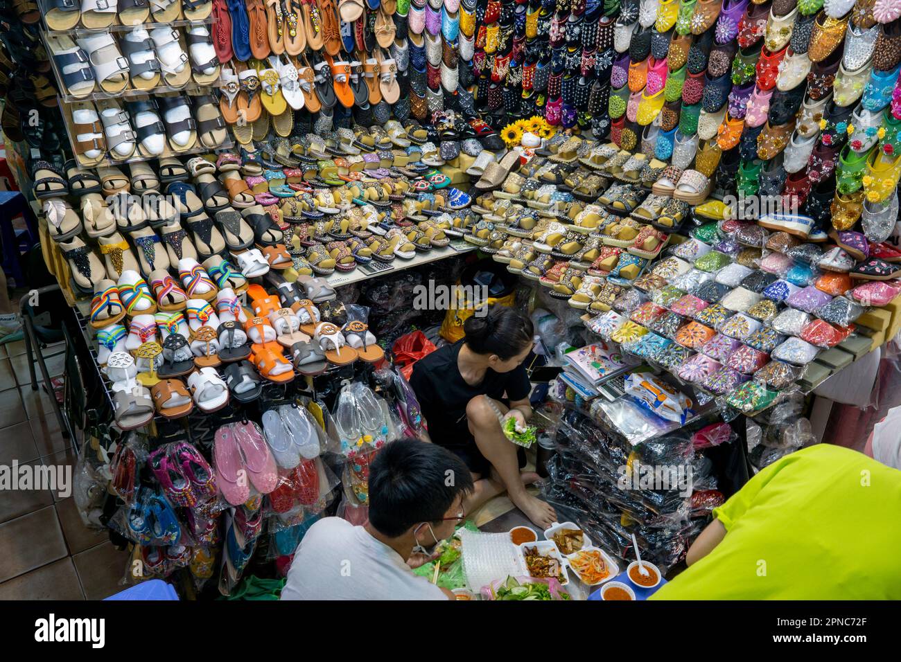 Il Binh Tay Market è un mercato coperto con bancarelle che vendono articoli per la casa, prodotti e piatti locali come pho e panini primaverili. Foto Stock