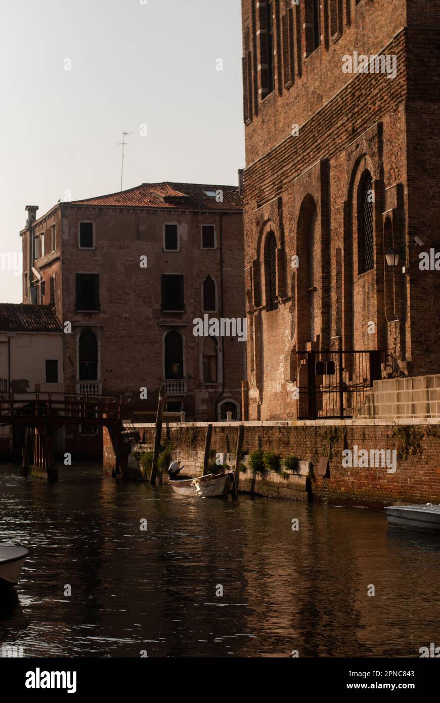 Vista del canale e degli edifici alla luce del sole nel centro storico Foto Stock