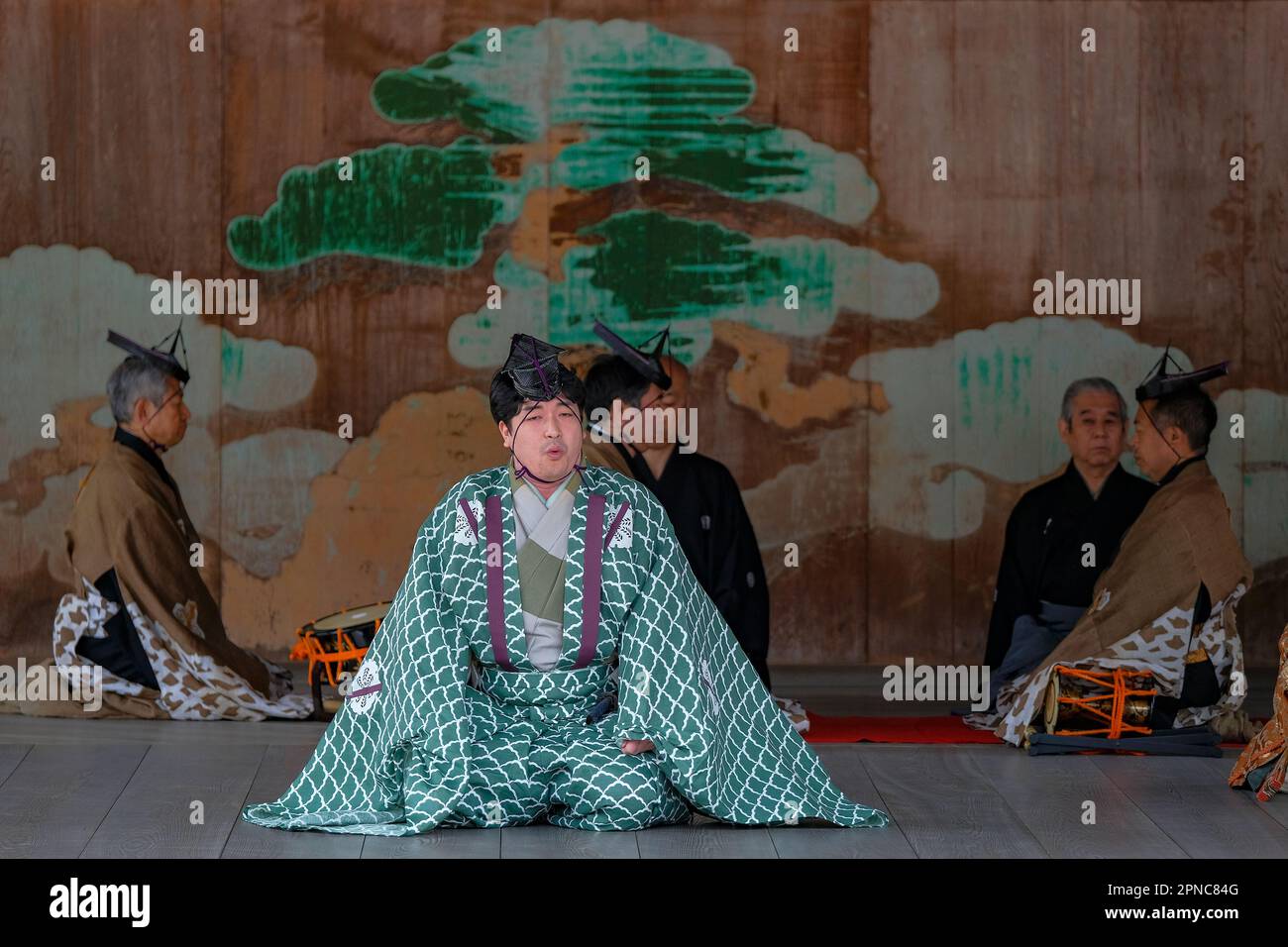 Hatsukaichi, Giappone - 17 aprile 2023: Danza giapponese classica nel Santuario di Itsukushima sull'isola di Miyajima, nella prefettura di Hiroshima, Giappone. Foto Stock