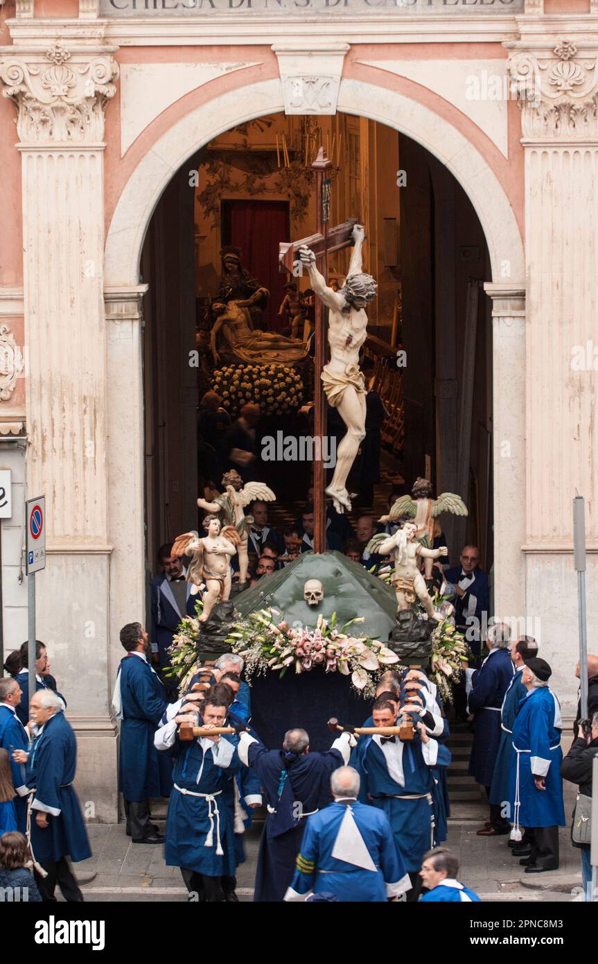 Cristo morto sulla Croce (scuola romana del 16th° secolo) Confraternita di N.S. di Castello, lasciando l'oratorio. La Processione del Venerdì Santo a Savona è una Foto Stock