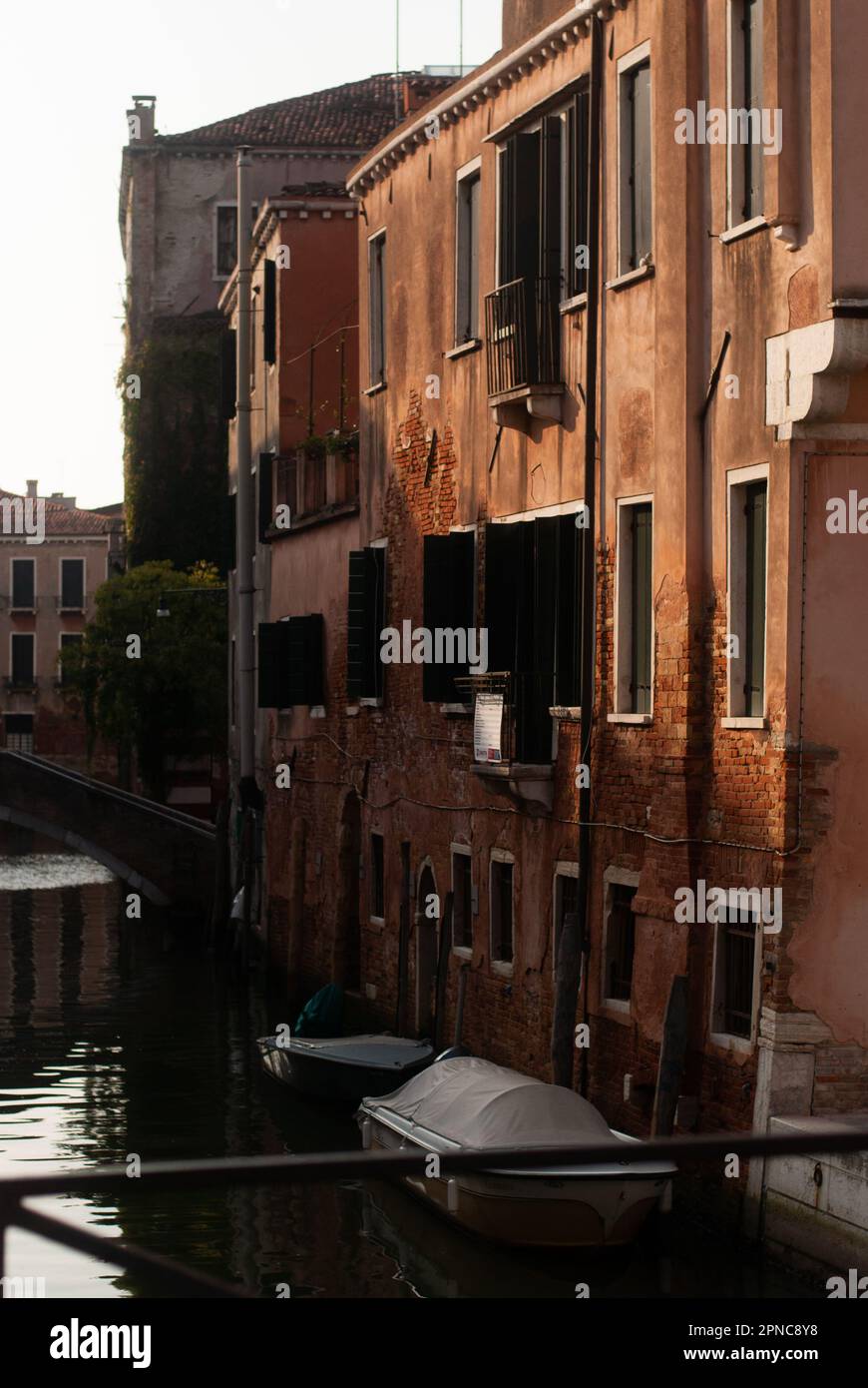 Vista sugli edifici sopra il canale con le barche Foto Stock