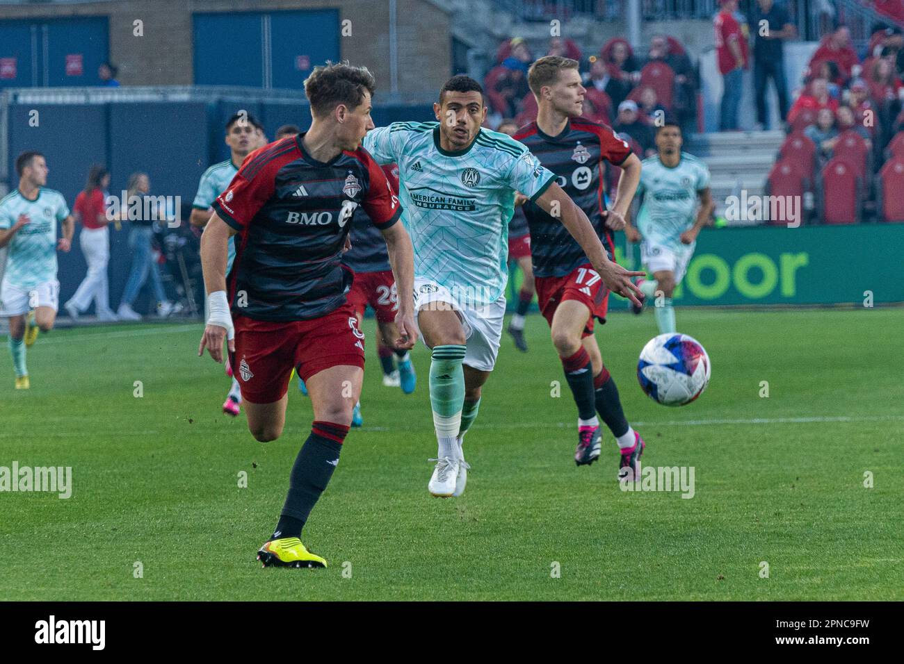 Toronto, ON, Canada - Aprile 15: Georgios Giakoumakis #7 davanti agli Atlanta United (R) e Lukas MacNaughton #5 difensore della corsa Toronto FC (L) Foto Stock