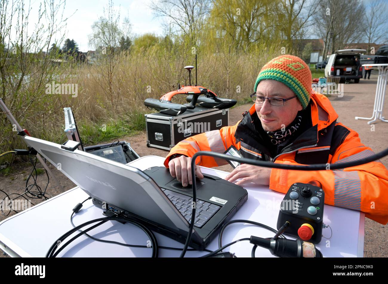 Aseleben, Germania. 18th Apr, 2023. Stefan Meyer prepara il drone galleggiante Sonobot per la distribuzione. Questa moderna tecnologia viene utilizzata per la prima volta nella ricerca di tesori archeologici subacquei sul fondo del Süßen See. Credit: Heiko Rebsch/dpa/Alamy Live News Foto Stock