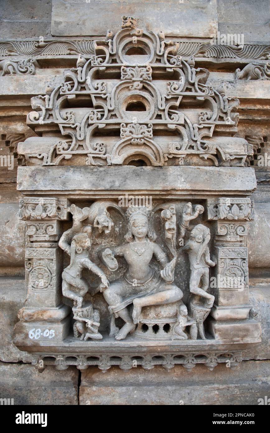 Idoli di pietra scolpita sulla parete esterna del tempiale di Harshat Mata, un tempiale indù dedicato ad una dea Harshat Mata, Abhaneri, Rajasthan, India Foto Stock