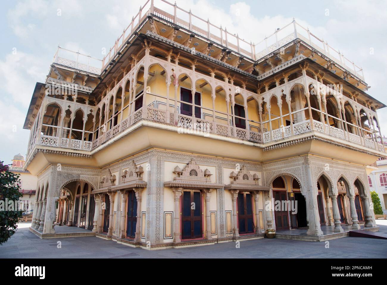 Esterni del cortile Mubarak Mahal, completamente sviluppato fino al 1900, City Palace, Jaipur, Rajasthan, India Foto Stock