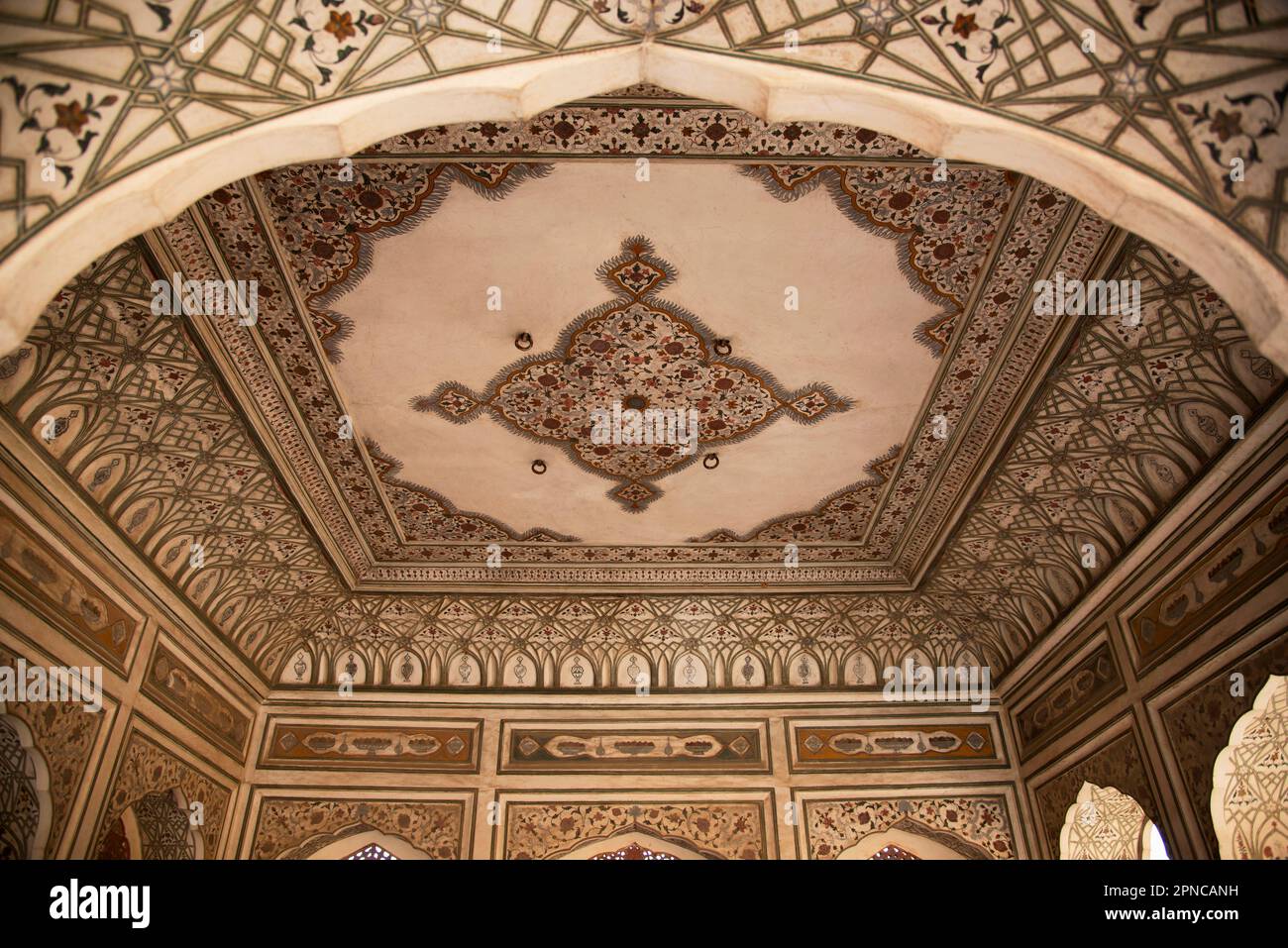 Dipinto colorato sulla parete interna di Hawa Mahal o Wind Palace, costruito in arenaria rossa e rosa. È simile ad un nido d'ape con la sua piccola vittoria di $953 Foto Stock