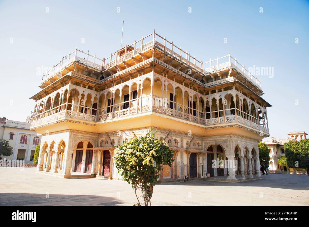 Esterni del cortile Mubarak Mahal, completamente sviluppato fino al 1900, City Palace, Jaipur, Rajasthan, India Foto Stock