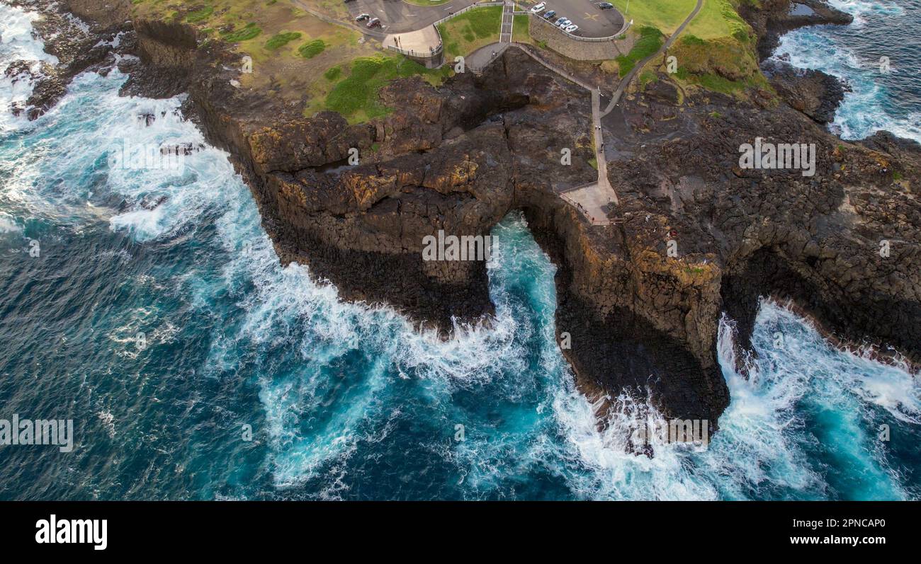 Riprese di droni scattate in Australia nello stato del nuovo Galles del Sud a Kiama Blowhole and Lighthouse Foto Stock