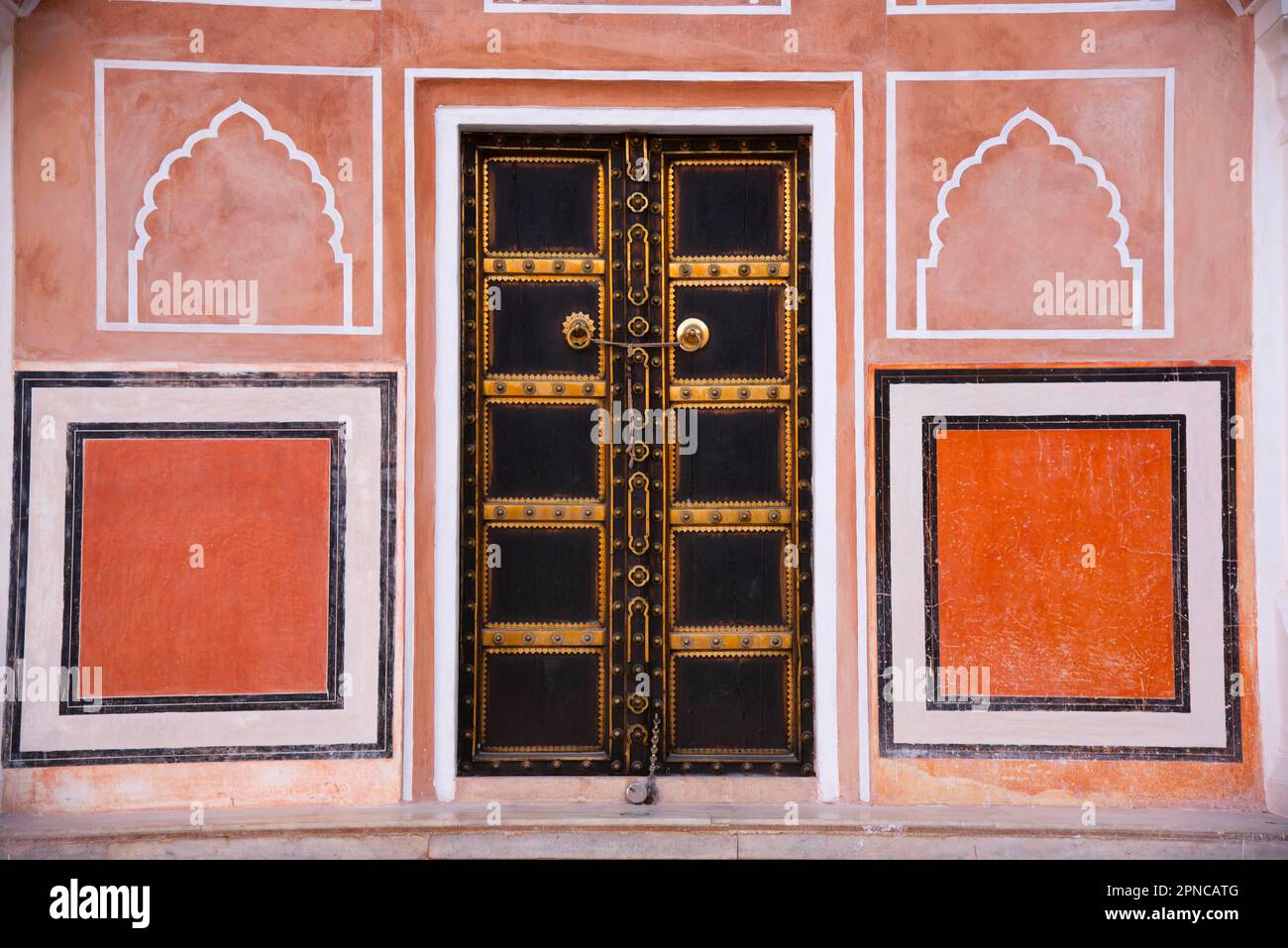 Finestre scolpite sul muro di Sarvato Bhadra Chowk, Jaipur, Rajasthan, India Foto Stock