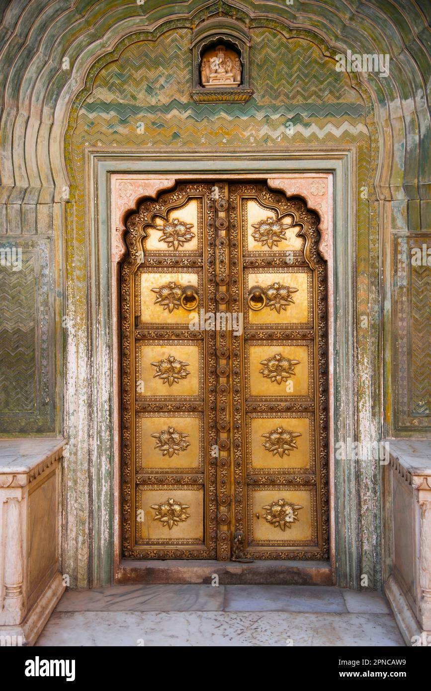 Il Northwest Green Leheriya Gate in Pritam Niwas Chowk, è il cortile interno, che fornisce l'accesso al Chandra Mahal, Jaipur, Rajasthan, i Foto Stock