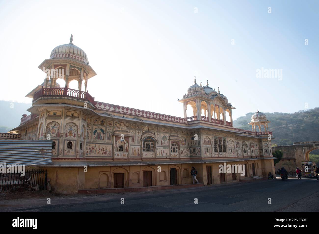 Esterni del palazzo e giardino di Sisodia Rani, è stato costruito da Maharaja Sawai Jai Singh II in 1710 A.D, Jaipur, Rajasthan, India Foto Stock