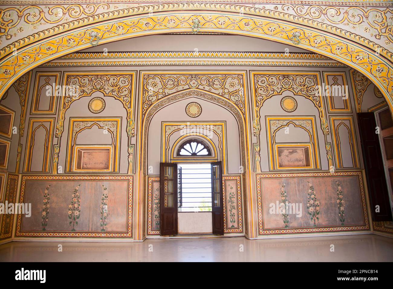 Dipinti colorati sulla parete interna di Shri Madhavendra Bhavan, situato a Jaipur, Rajasthan, India Foto Stock