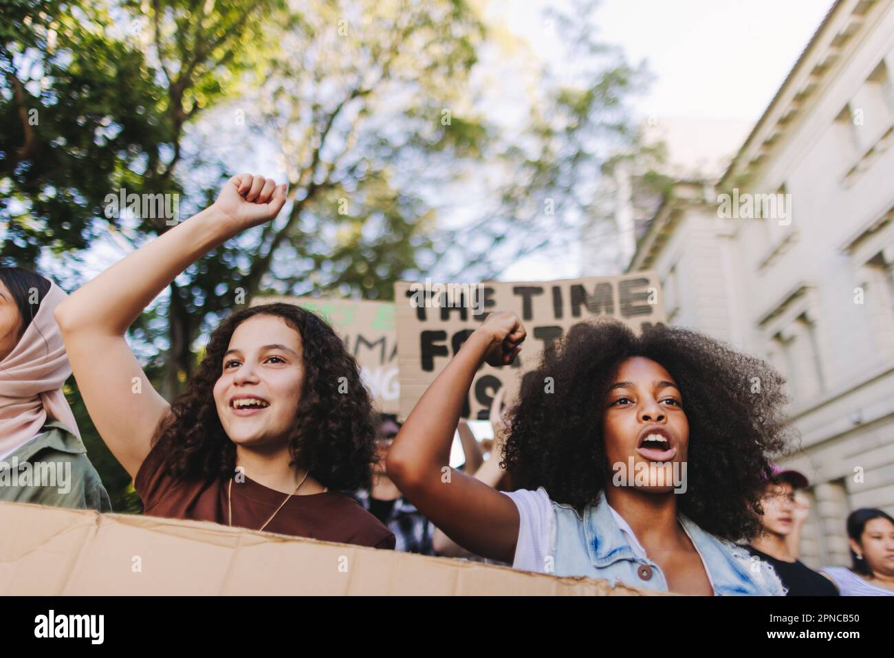 Generazione Z azione contro il cambiamento climatico. Gruppo di attivisti giovanili che protestano contro il riscaldamento globale e l'inquinamento. Multiculturale giovane peopl Foto Stock