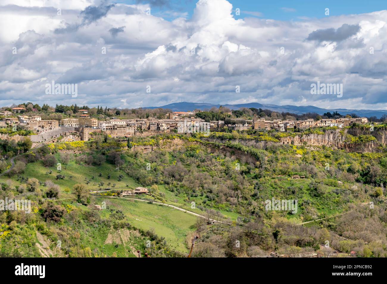 Splendida vista panoramica di Lubriano, Viterbo, Italia, sotto un cielo suggestivo Foto Stock