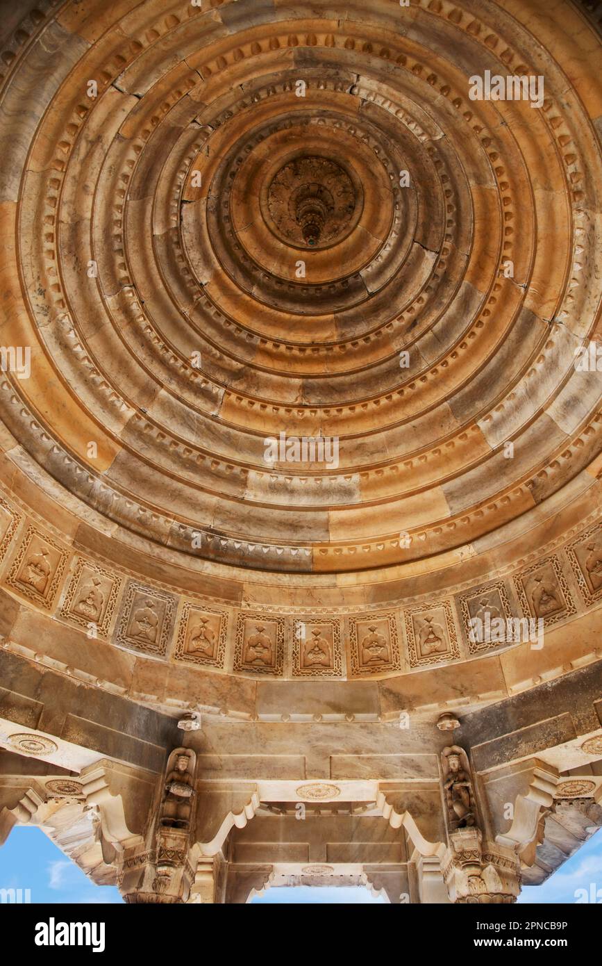 Soffitto intagliato, Maharaniyon Ki Chhatriyan, questo sito presenta monumenti funerali tradizionali che onorano le donne reali del passato, situato a Jaipur, Rajas Foto Stock