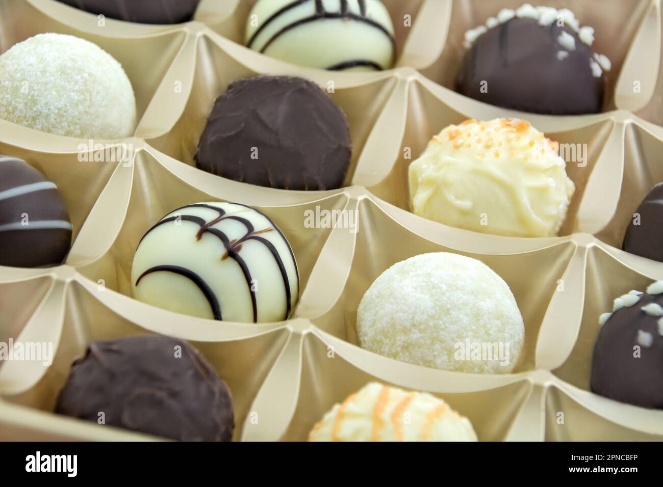 Varie praline e primo piano della scatola Foto Stock