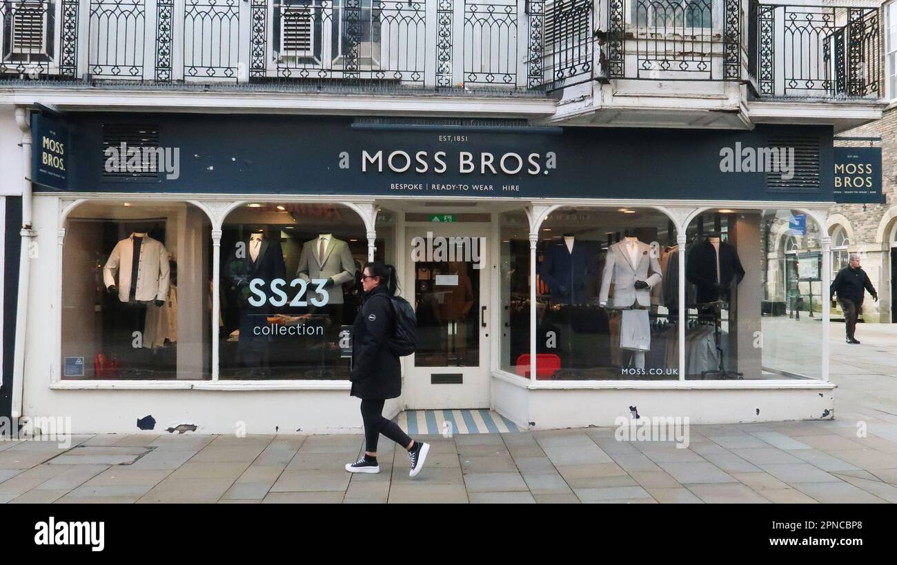 Salisbury, Regno Unito. Aprile 12, 2023. Una vista generale del negozio di abbigliamento Moss Bros. A Salisbury, Regno Unito. Credito: Katie Collins/Alamy Foto Stock