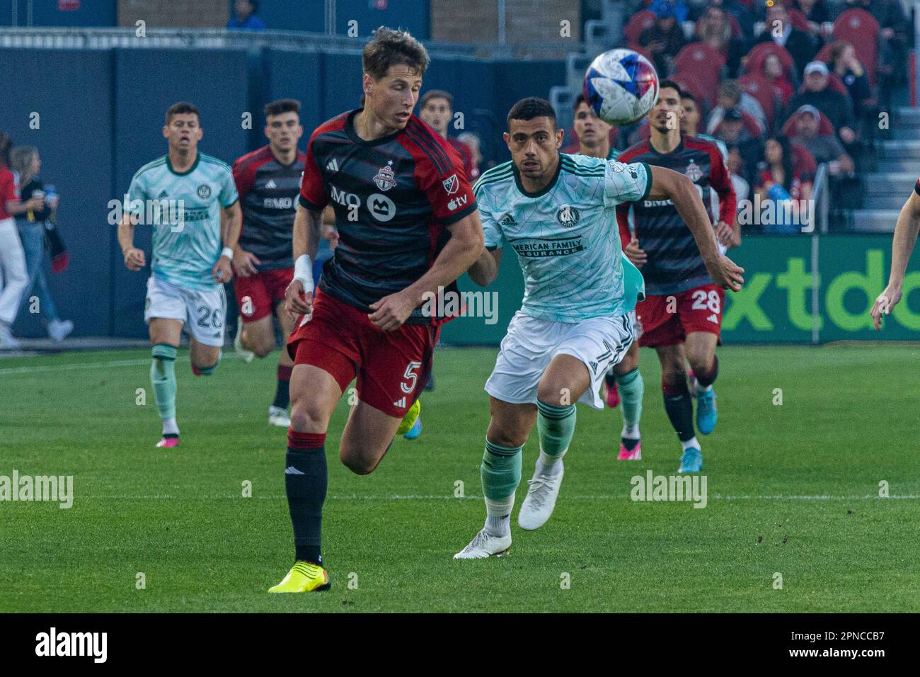 Toronto, ON, Canada - Aprile 15: Georgios Giakoumakis #7 davanti agli Atlanta United (R) e Lukas MacNaughton #5 difensore della corsa Toronto FC (L) Foto Stock