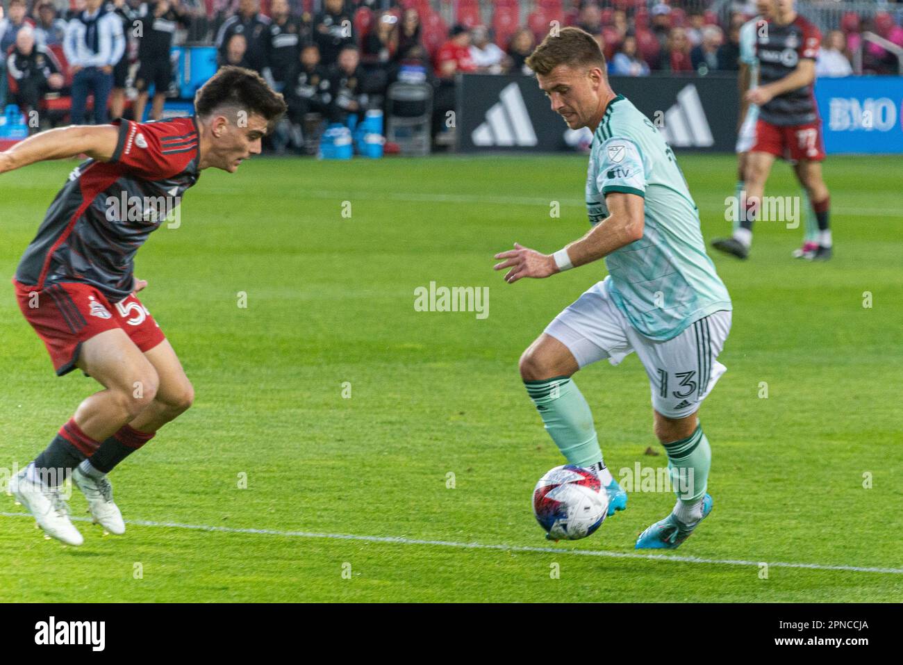 Toronto, ON, Canada - Aprile 15: Amar Sejdic #13 centrocampista degli Atlanta United dribbles con la palla durante il 2023 MLS regolare Stagione match betw Foto Stock