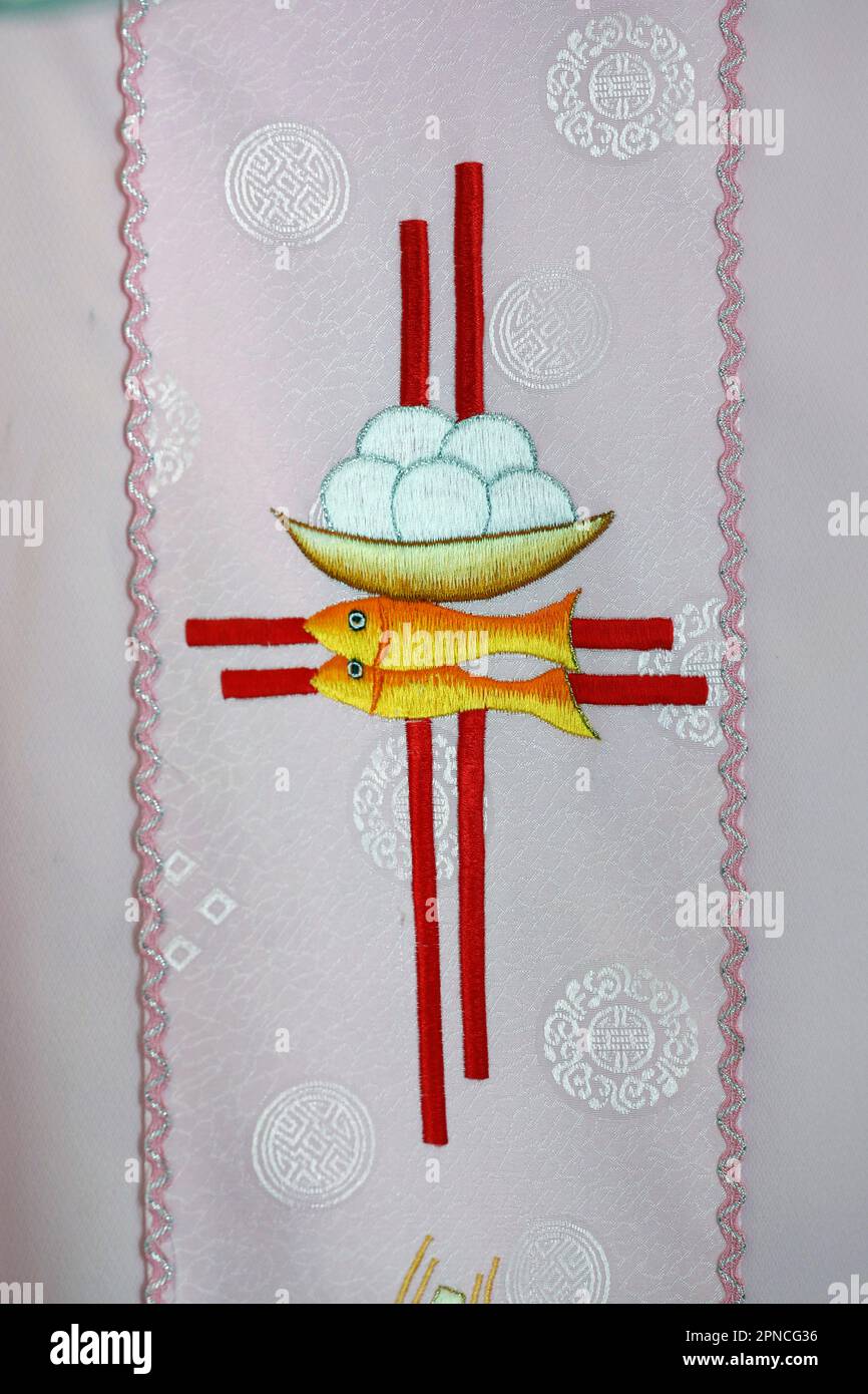 Casula per sacerdote. Ricami di simboli religiosi. Vietnam. Foto Stock