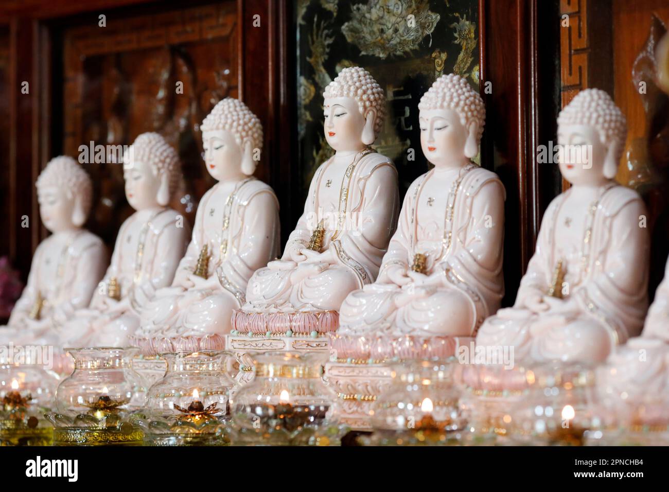 Tempio di Rong Thanh. Statue di Buddha sull'altare. Tan Chau. Vietnam. Foto Stock