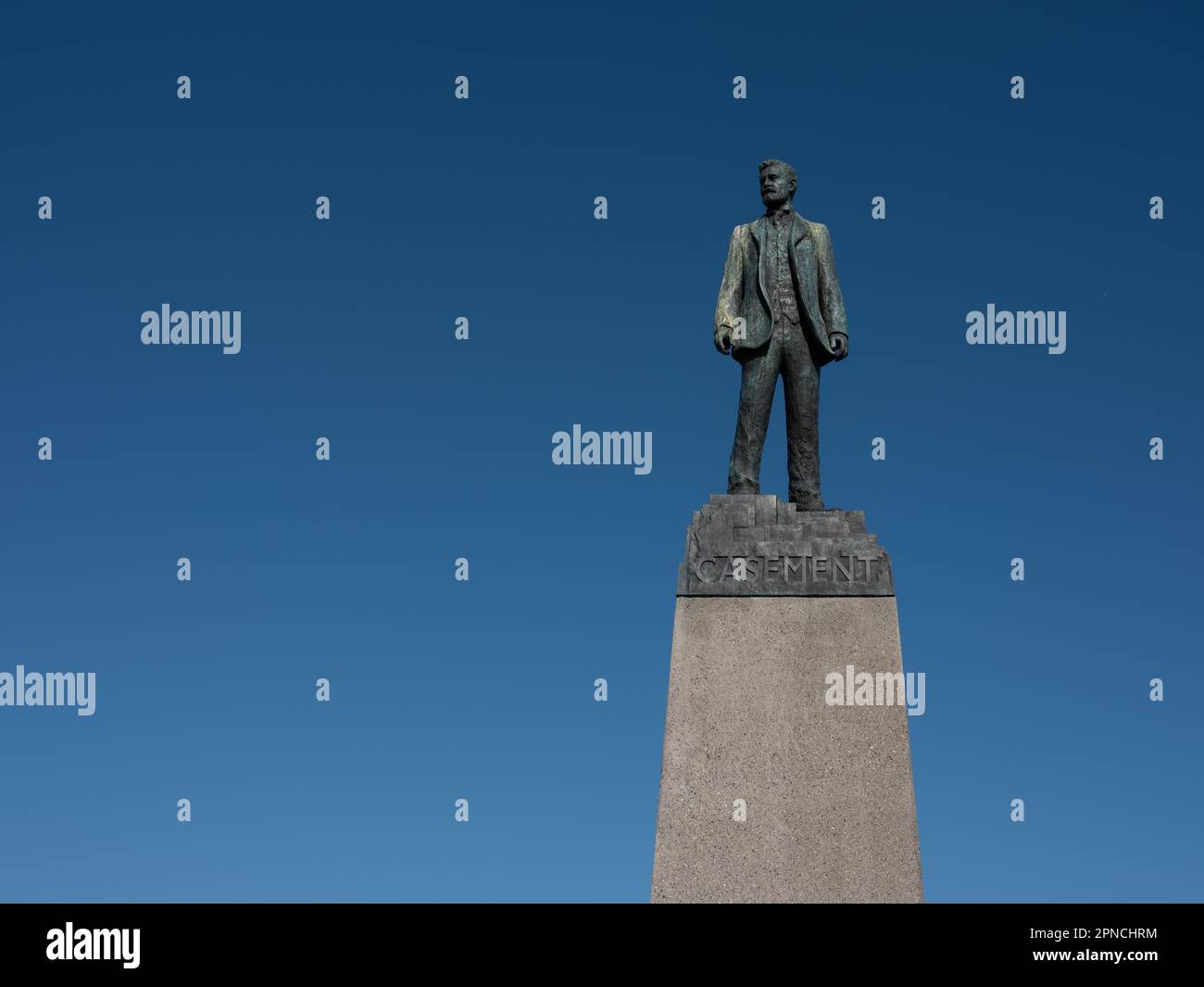 Una statua di Roger Casement alle terme di Dún Laoghaire, vicino a Dublino, Irlanda. Foto Stock