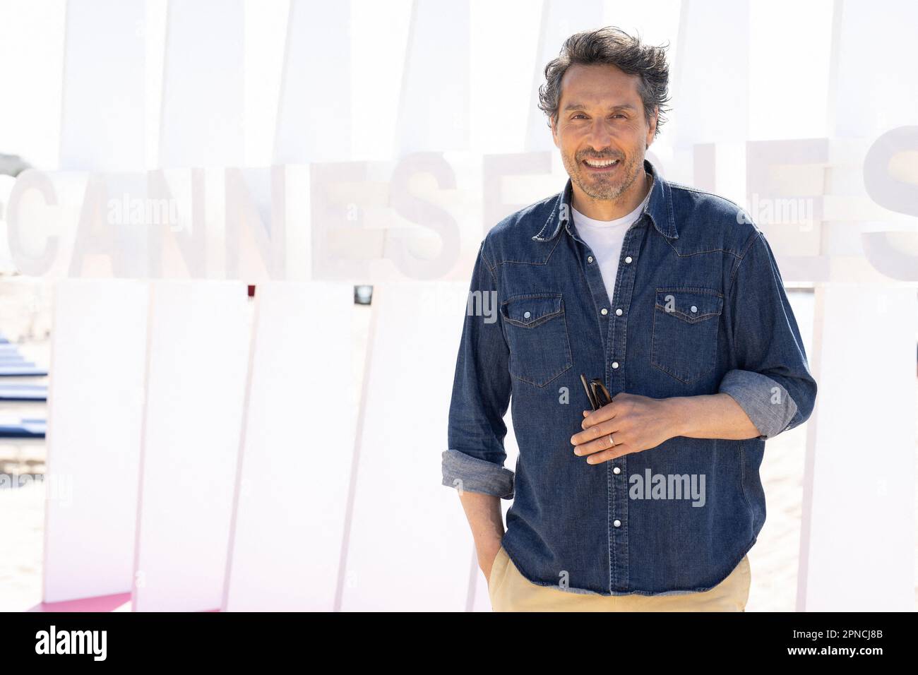 Cannes, Francia. 18th Apr, 2023. Vincent Elbaz partecipa alla Brigata Fotocall durante il Festival Internazionale delle Canneserie del 6th, il 18 aprile 2023 a Cannes. Photo by David Niviere/ABACAPRESS.COM Credit: Abaca Press/Alamy Live News Foto Stock