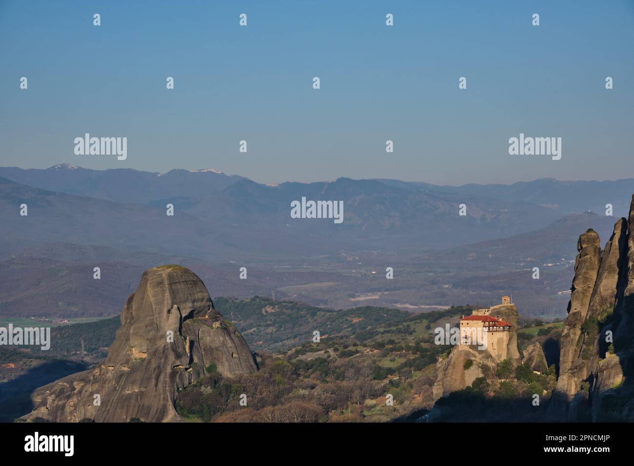 Vista del monastero di San Nicola Anapafsas all'alba a Meteora in primavera Foto Stock