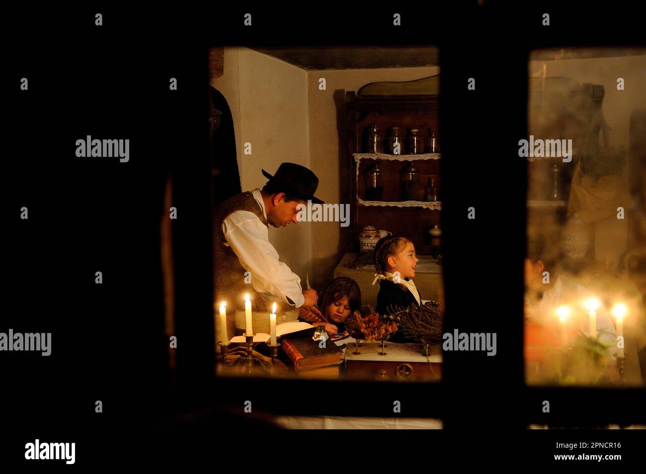 Rievocazione della Natività di Gesù e degli antichi mestieri della campagna e delle montagne nel villaggio di Prea, Alpi Ligure, Cuneo, Piedmo Foto Stock