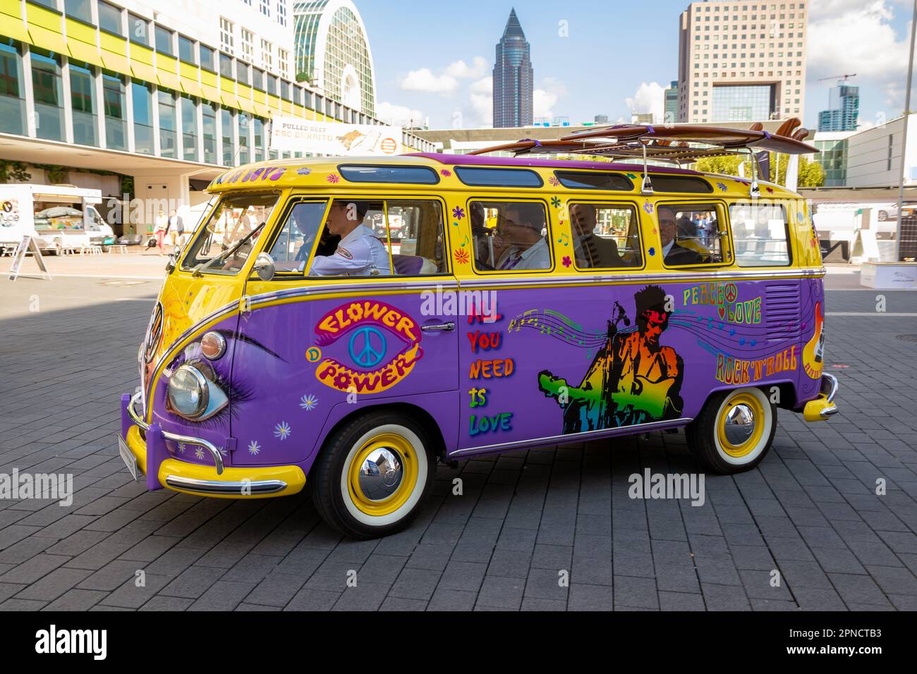 Flower Power Volkswagen Transporter van in auto al salone IAA di Francoforte. Germania - 10 settembre 2019. Foto Stock