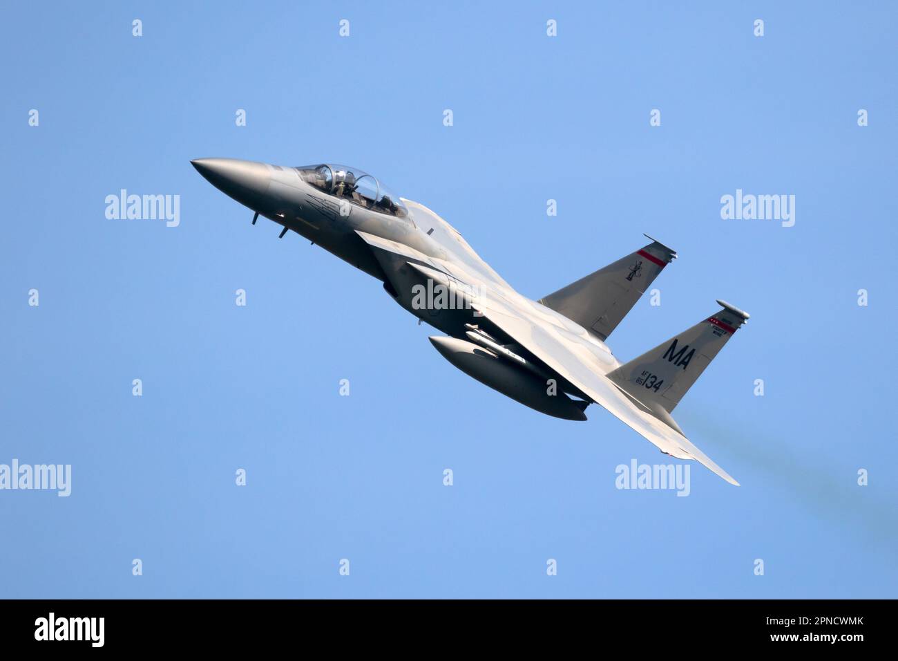 US Air Force F-15 Eagle fighter jet dalla Massachusetts Air National Guard decollo dalla base aerea di Leeuwarden. Paesi Bassi - Aprile 19 Foto Stock