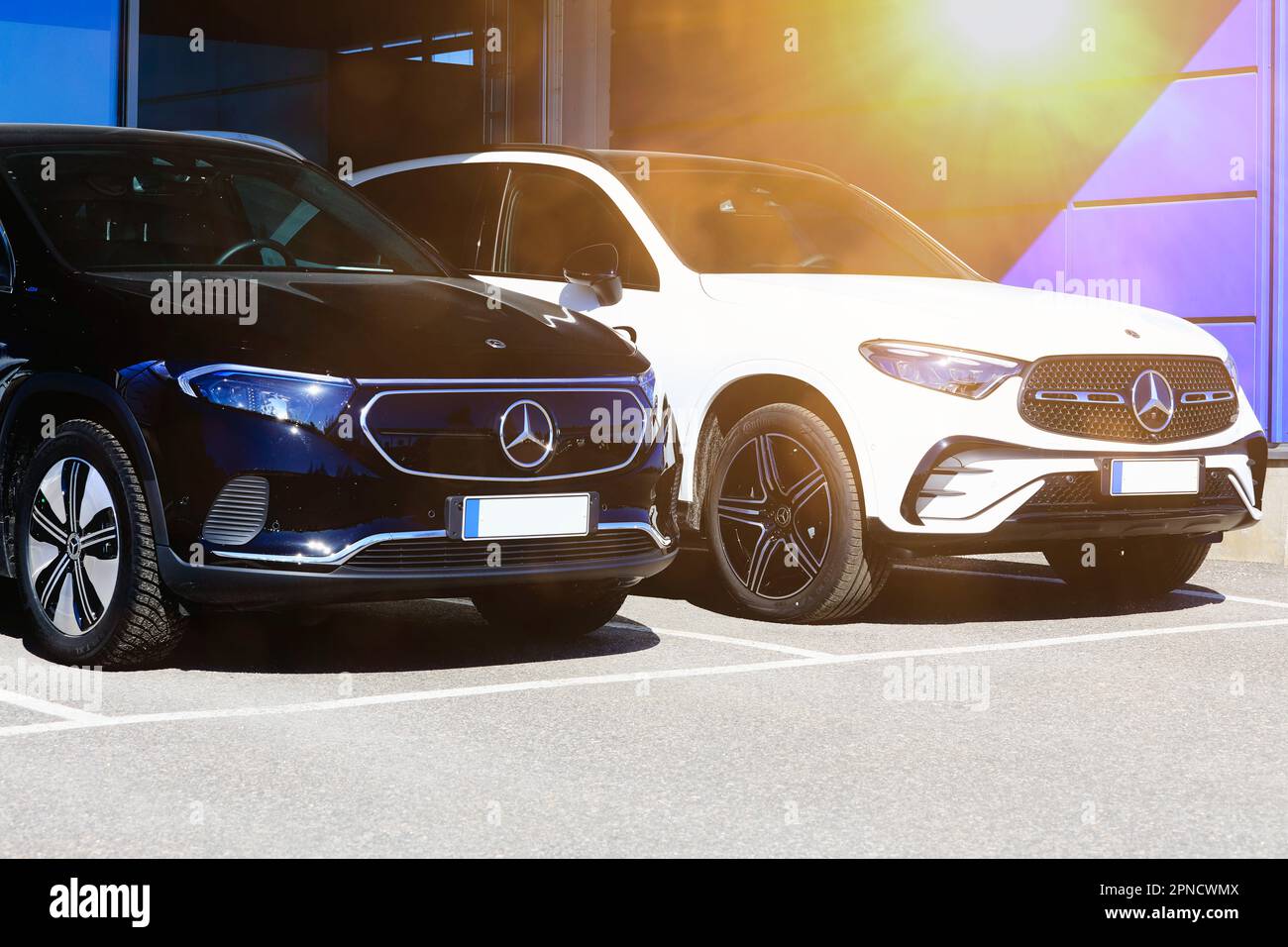 Batteria nera Mercedes-Benz EQA 250 SUV elettrico anno 2023 e nuovo SUV bianco Mercedes-Benz 4MATIC a luce dorata, Salo, Finlandia. Aprile 10, 2023. Foto Stock