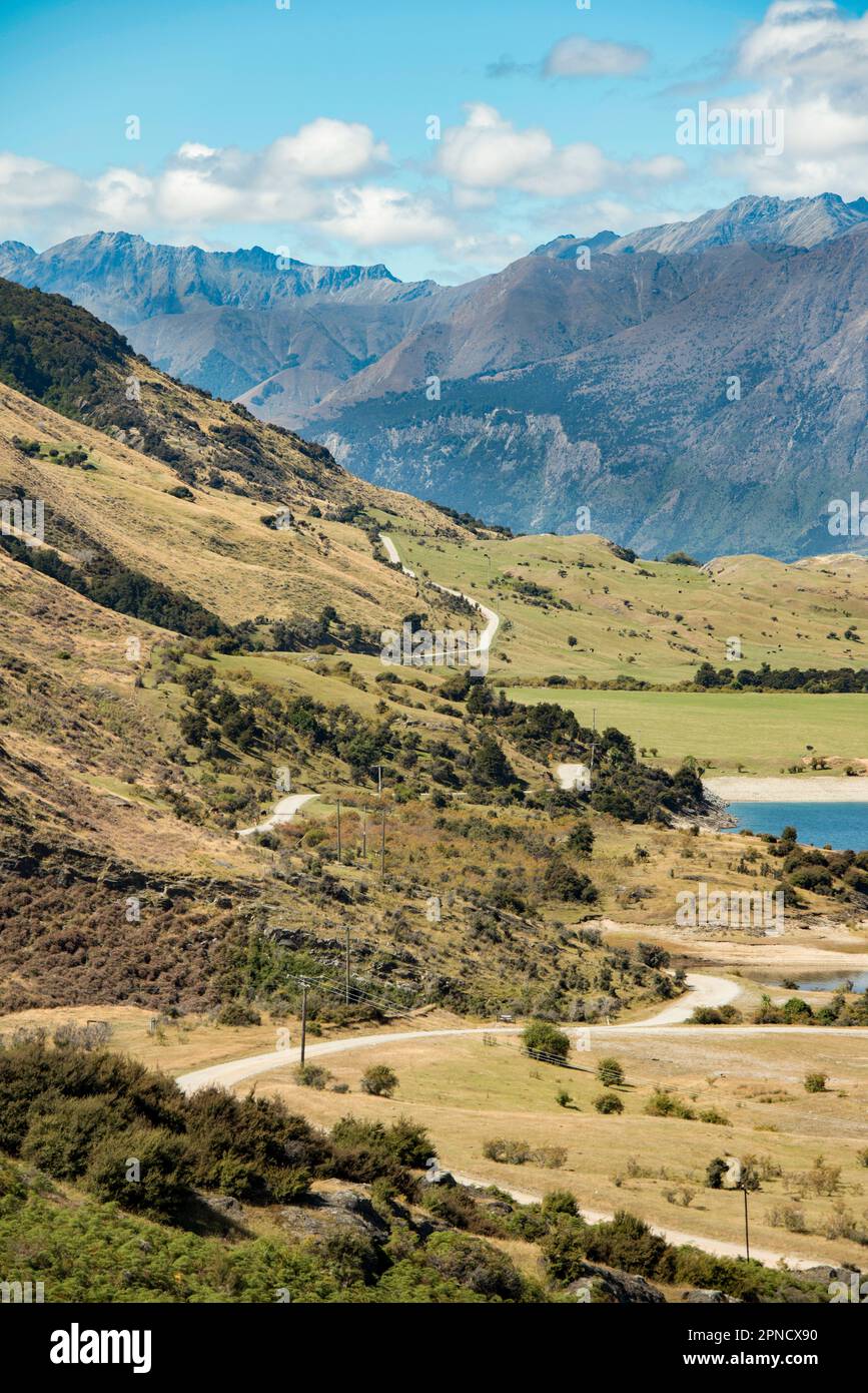 Strada sterrata sul lato del lago Hawea, South Island, nuova Zelanda. Foto Stock