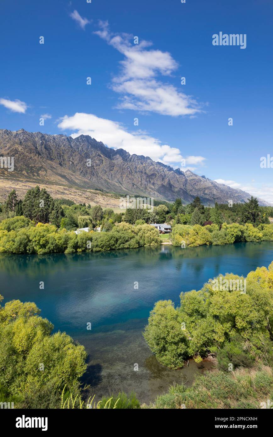 Fiume Kawarau verso la catena montuosa Remarkables, South Island, nuova Zelanda. Foto Stock