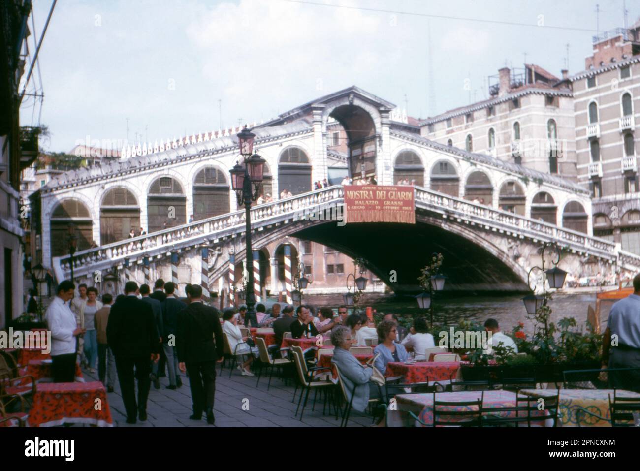 Ponte di Rialto sul Canal grande a Venezia, Italia. Immagine di archivio da 1965. Foto Stock