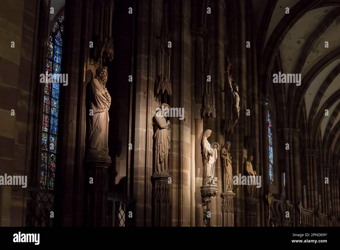 Statue all'interno della Cattedrale di Strasburgo Foto Stock