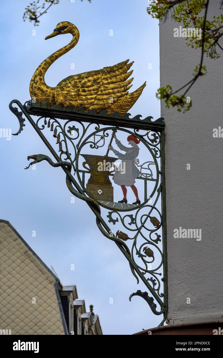 Un segno tipico sopra un negozio a Colmar, Francia Foto Stock
