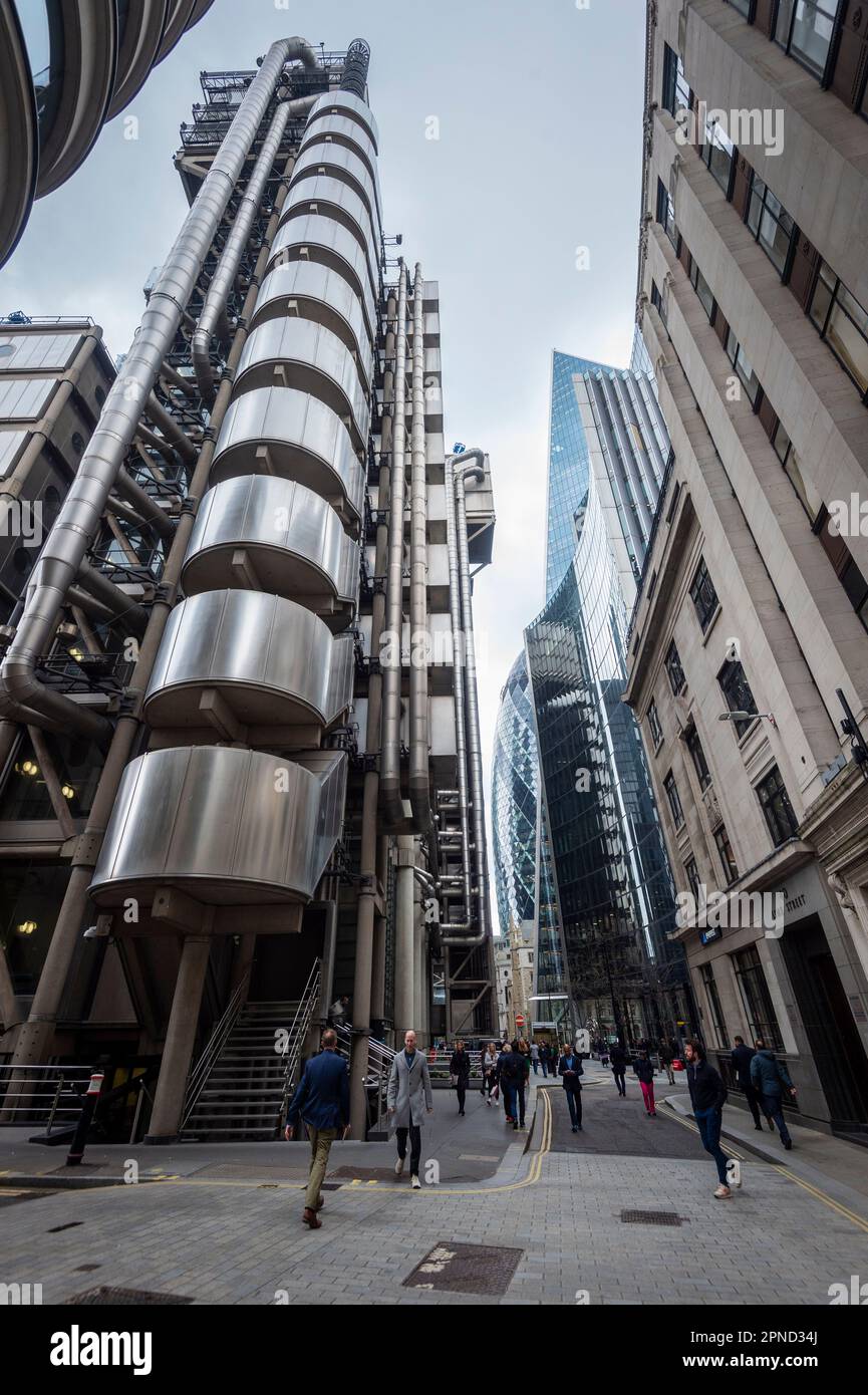 Londra, Regno Unito. 18 aprile 2023. Lavoratori cittadini a pranzo fuori dal Lloyds Building nella City di Londra. L'Ufficio per le statistiche nazionali (ONS) ha riferito che i guadagni medi, esclusi i bonus, sono aumentati del 6,6% nei tre mesi fino a febbraio rispetto a un anno fa. Gli economisti hanno commentato che la Banca d’Inghilterra potrebbe alzare i tassi di interesse dall’attuale livello del 4,25% quando la sua commissione per la politica monetaria si riunirà il prossimo 11 maggio per combattere l’inflazione. Credit: Stephen Chung / Alamy Live News Foto Stock