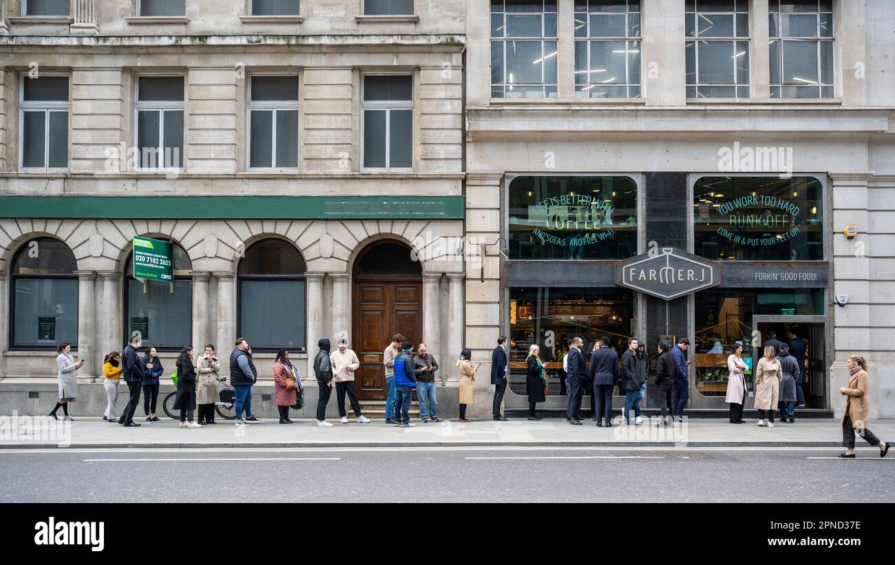 Londra, Regno Unito. 18 aprile 2023. I lavoratori della città si accodano per il pranzo nella città di Londra. L'Ufficio per le statistiche nazionali (ONS) ha riferito che i guadagni medi, esclusi i bonus, sono aumentati del 6,6% nei tre mesi fino a febbraio rispetto a un anno fa. Gli economisti hanno commentato che la Banca d’Inghilterra potrebbe alzare i tassi di interesse dall’attuale livello del 4,25% quando la sua commissione per la politica monetaria si riunirà il prossimo 11 maggio per combattere l’inflazione. Credit: Stephen Chung / Alamy Live News Foto Stock