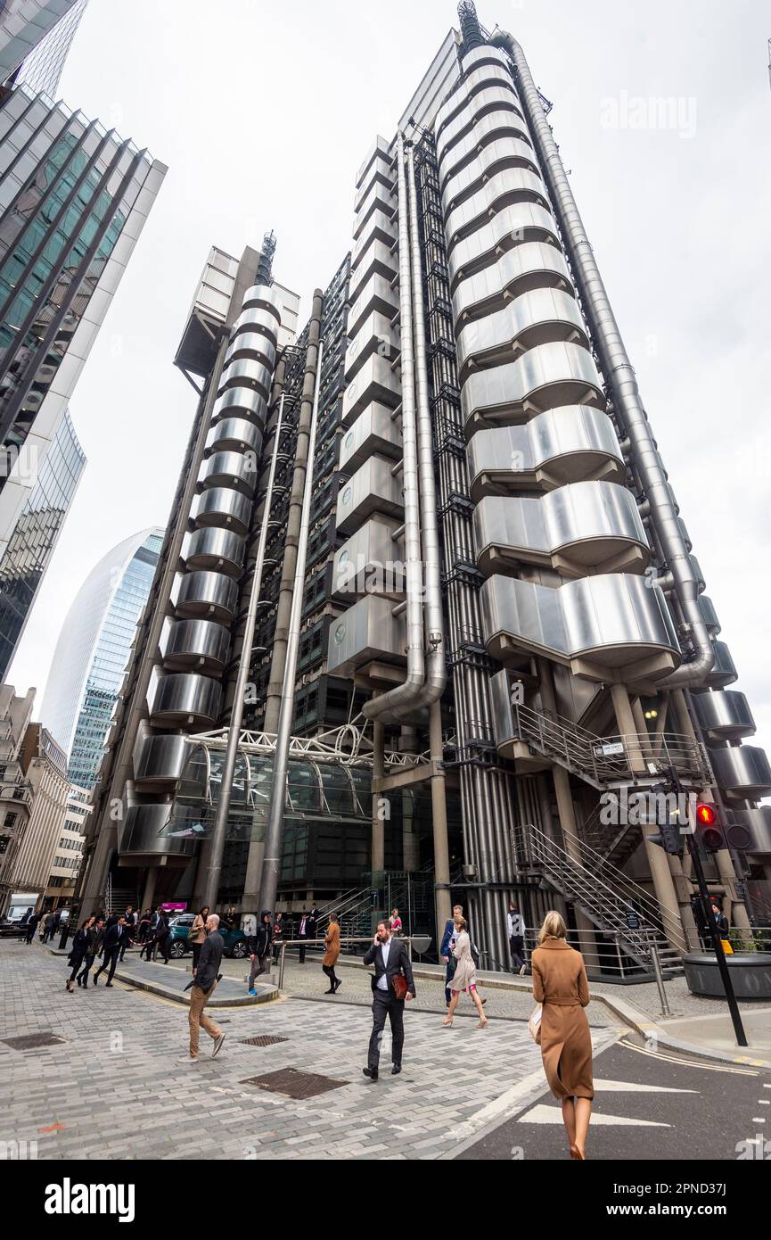 Londra, Regno Unito. 18 aprile 2023. I lavoratori della città all'ora di pranzo passano il Lloyds Building nella città di Londra. L'Ufficio per le statistiche nazionali (ONS) ha riferito che i guadagni medi, esclusi i bonus, sono aumentati del 6,6% nei tre mesi fino a febbraio rispetto a un anno fa. Gli economisti hanno commentato che la Banca d’Inghilterra potrebbe alzare i tassi di interesse dall’attuale livello del 4,25% quando la sua commissione per la politica monetaria si riunirà il prossimo 11 maggio per combattere l’inflazione. Credit: Stephen Chung / Alamy Live News Foto Stock