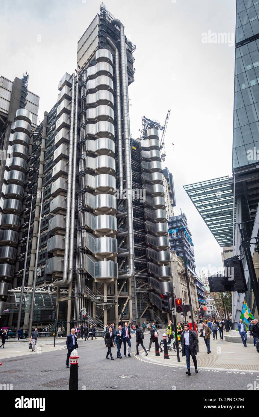 Londra, Regno Unito. 18 aprile 2023. I lavoratori della città all'ora di pranzo passano il Lloyds Building nella città di Londra. L'Ufficio per le statistiche nazionali (ONS) ha riferito che i guadagni medi, esclusi i bonus, sono aumentati del 6,6% nei tre mesi fino a febbraio rispetto a un anno fa. Gli economisti hanno commentato che la Banca d’Inghilterra potrebbe alzare i tassi di interesse dall’attuale livello del 4,25% quando la sua commissione per la politica monetaria si riunirà il prossimo 11 maggio per combattere l’inflazione. Credit: Stephen Chung / Alamy Live News Foto Stock