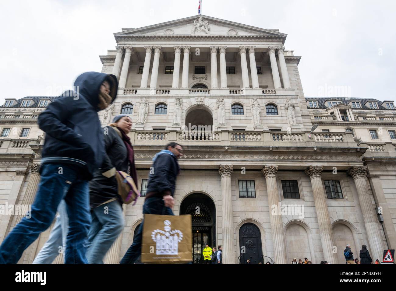 Londra, Regno Unito. 18 aprile 2023. La gente passa fuori dalla Bank of England nella City of London. L'Ufficio per le statistiche nazionali (ONS) ha riferito che i guadagni medi, esclusi i bonus, sono aumentati del 6,6% nei tre mesi fino a febbraio rispetto a un anno fa. Gli economisti hanno commentato che la Banca d’Inghilterra potrebbe alzare i tassi di interesse dall’attuale livello del 4,25% quando la sua commissione per la politica monetaria si riunirà il prossimo 11 maggio per combattere l’inflazione. Credit: Stephen Chung / Alamy Live News Foto Stock